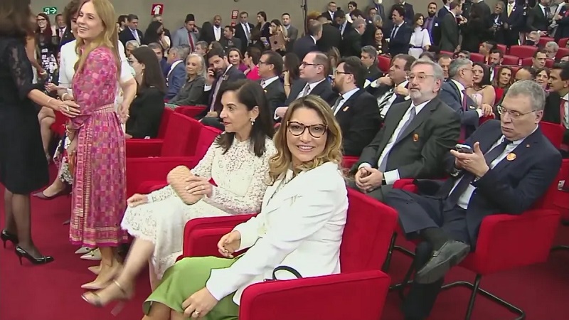  Janja e Lu Alckmin sentadas na primeira fila para acompanhar a diplomação de Lula no TSE — Foto: Reprodução/GloboNews 